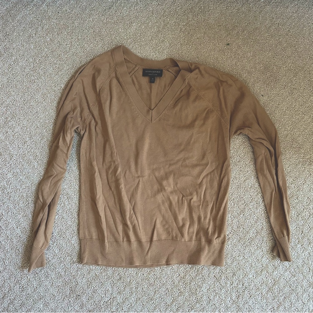 Banana republic v neck camel sweater